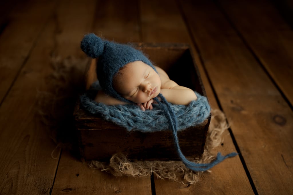 baby in wooden box, newborn photos Chicago