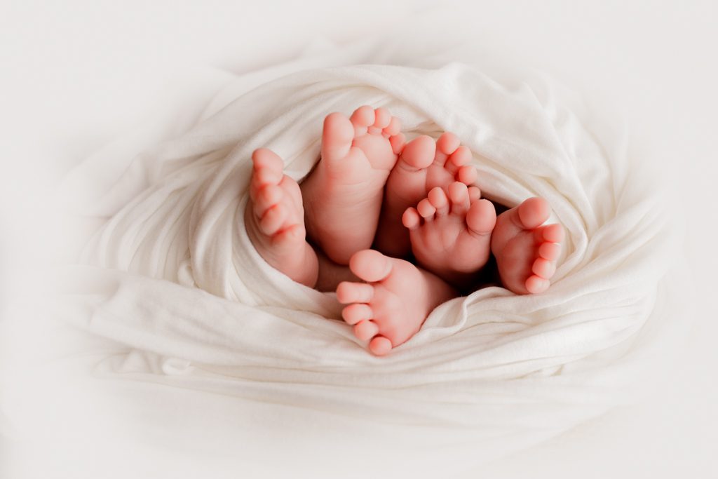 triplet newborn photography, baby feet