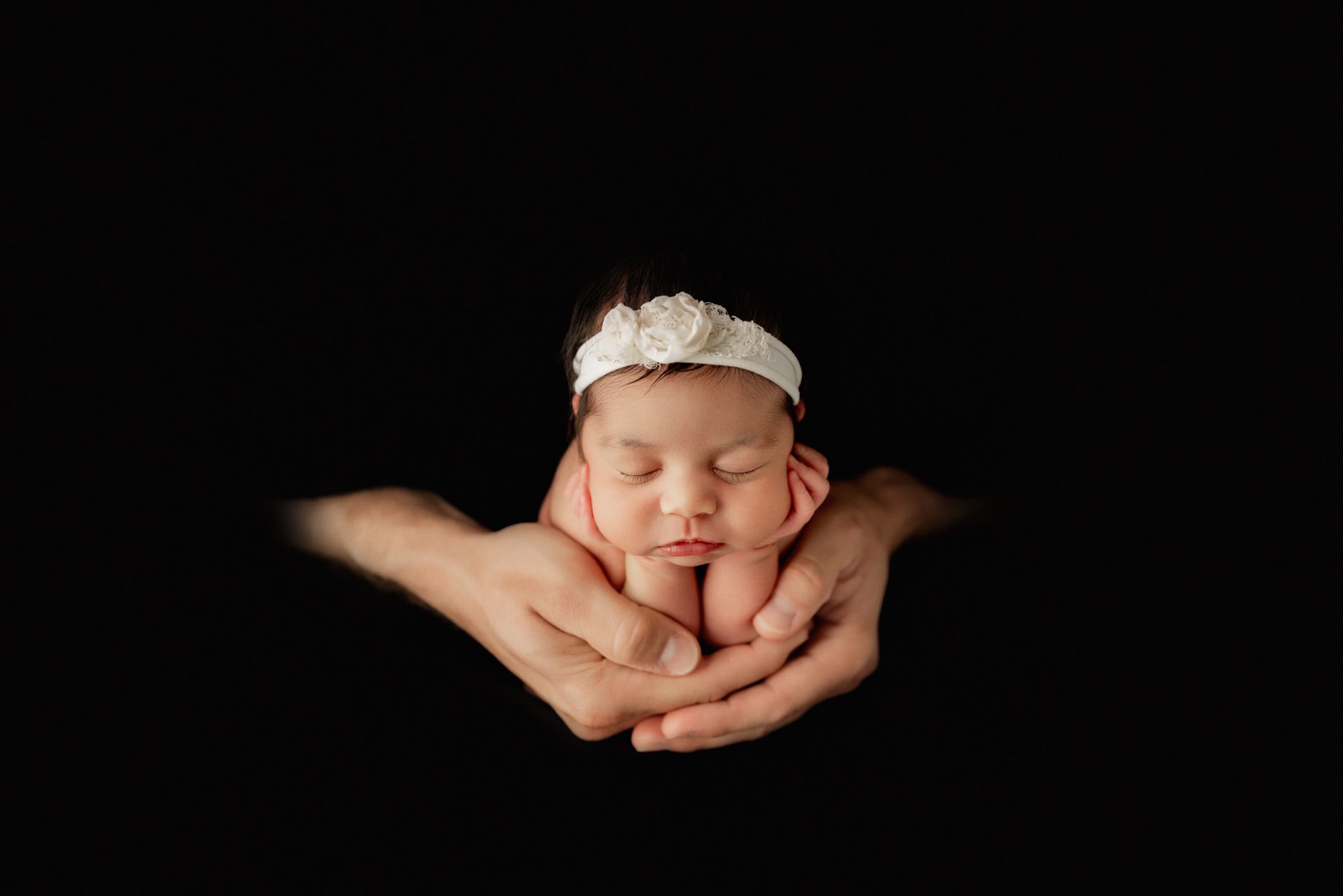 baby in dads hands in Chicago studio